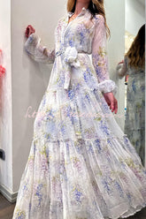 Romantisches Maxikleid mit lavendelfarbenem Provence-Print, Knopfgürtel und gestuftem Hemd